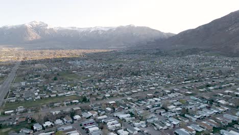 ciudad de ogden en utah, con montañas wasatch en el fondo, panorámica aérea