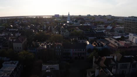 Toma-Aérea-Amplia-De-Retroceso-Inverso-De-La-Histórica-Fila-Del-Arco-Iris-En-Charleston,-Carolina-Del-Sur-Al-Atardecer