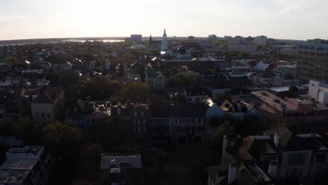 una toma aérea de retroceso de la histórica fila del arco iris en charleston, carolina del sur al atardecer