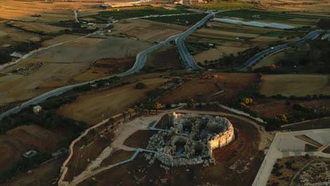 vuelo aéreo a lo largo del templo megalítico