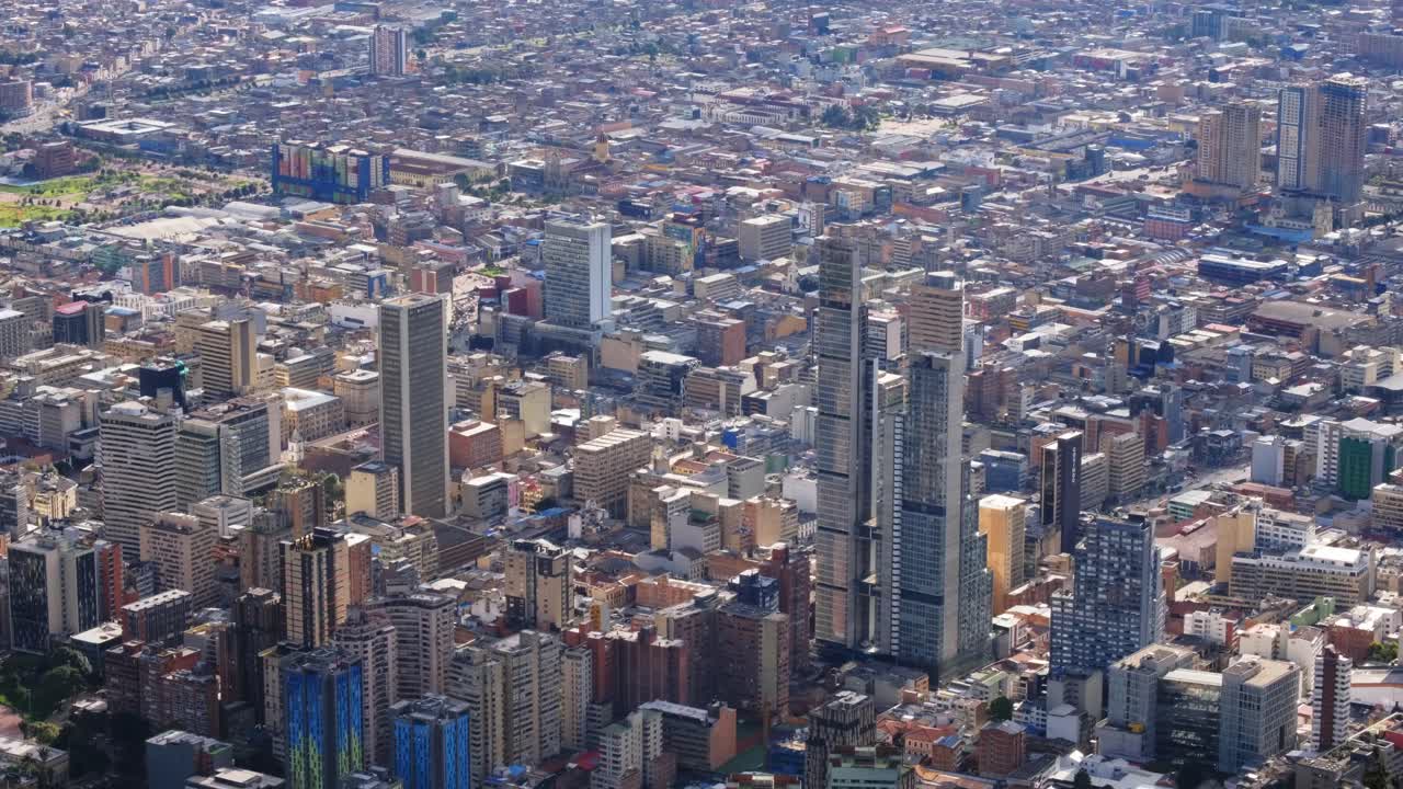 vista aérea de bogotá, capital de colombia, ciudad llena de gente, rascacielos en verano, poblada ciudad sudamericana