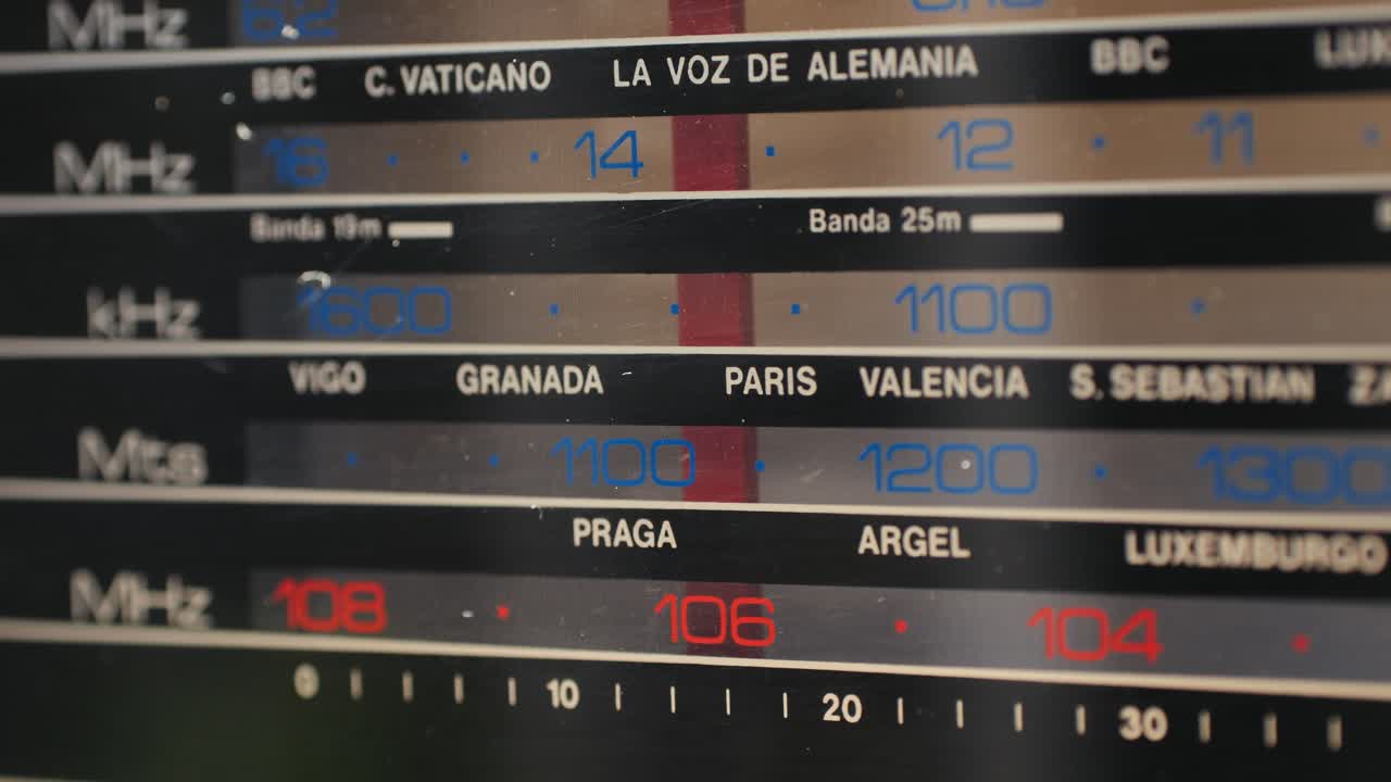 Old Retro AM FM Radio with tubes, Hand Changing stations , bulb vintage music player.