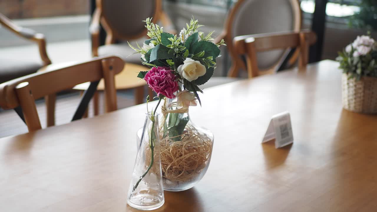 flores en una mesa en un café
