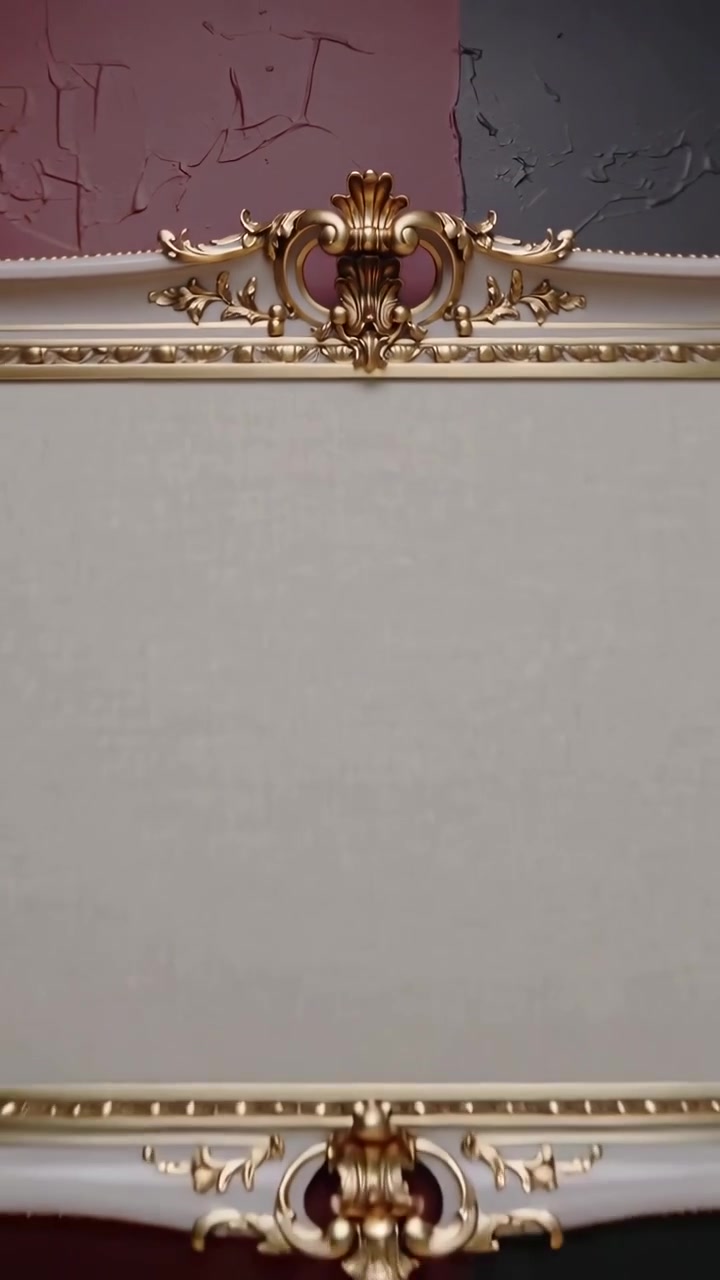 Video verticale: Scintille su uno stemma dorato che allontanano la telecamera, mostrando la modanatura e un pannello beige su una parete rosso-grigia.