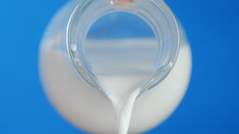 leche fresca vertida desde una jarra.