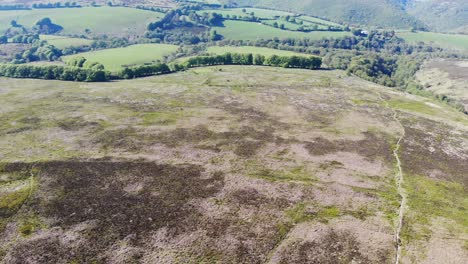 Luftaufnahme-Von-Dunkery-Beacon-Mit-Bristol-Channel-In-Der-Ferne