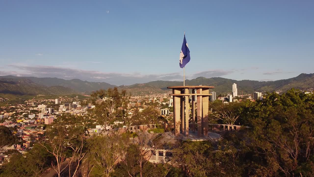 cerro juana lainez를 흔들며 온두라스 국기와 함께 온두라스 테구시갈파 도시 보기