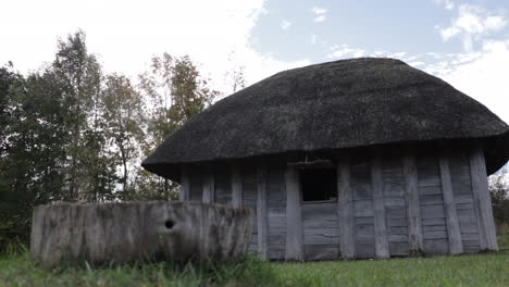 Pequeña-Cabaña-Medieval-En-El-Campo