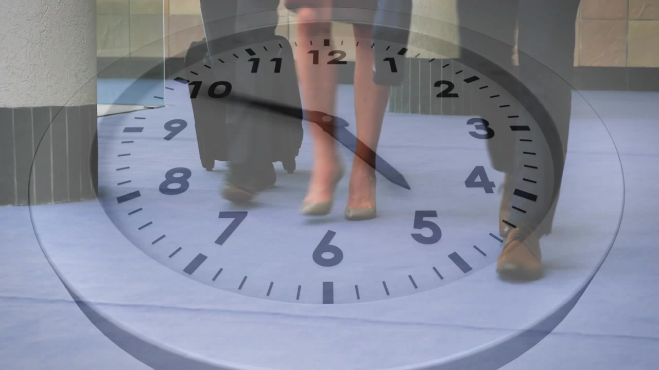 Animação de relógio marcando o tempo contra time-lapse da parte inferior de empresários caminhando em um escritório