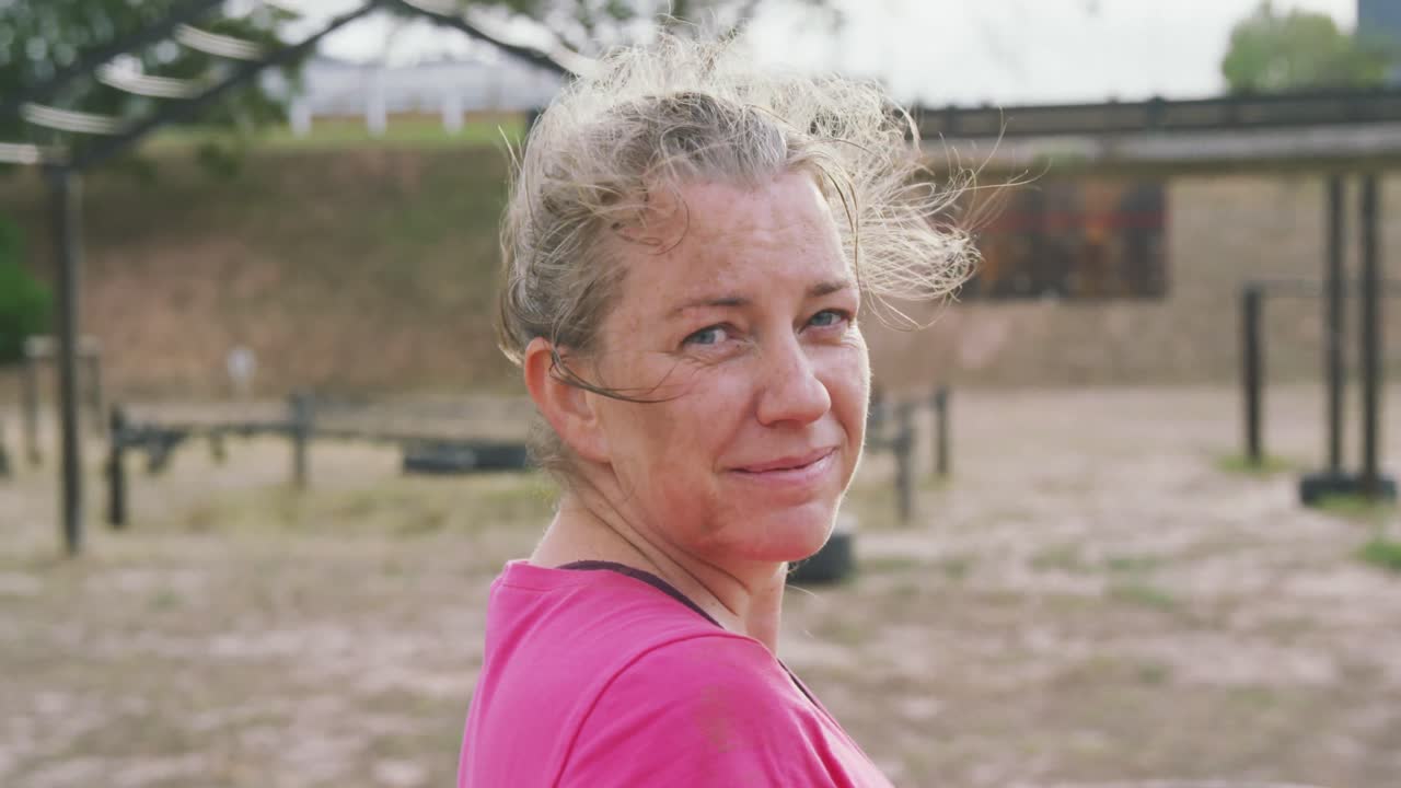 Mulher caucasiana olhando para a câmera em boot camp