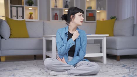 la joven emocional se entristece.