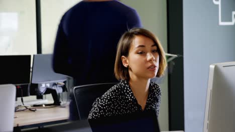 Business-colleagues-interacting-with-each-other-at-desk-4k