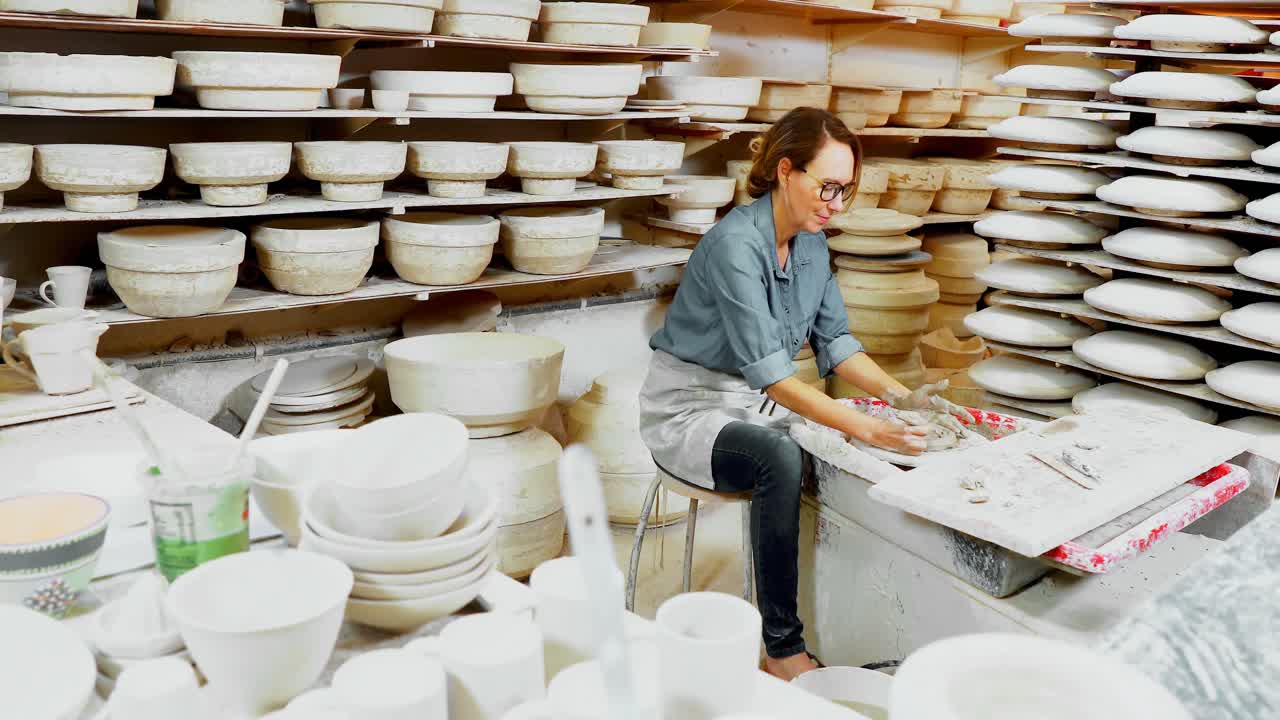 점토 를  ⁇ 는 여자 도자기 4k