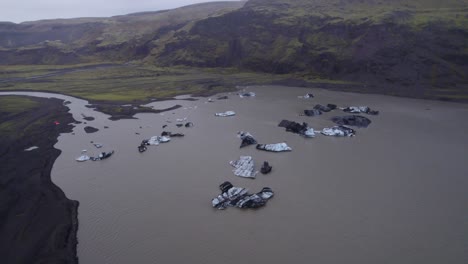 Iceberg-blocks-from-Sólheimajökull-glacier-on-volcanic-lake,-Iceland