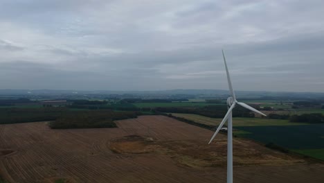 Rotación-Aérea-Alrededor-De-La-Turbina-Eólica-En-El-Campo-Británico