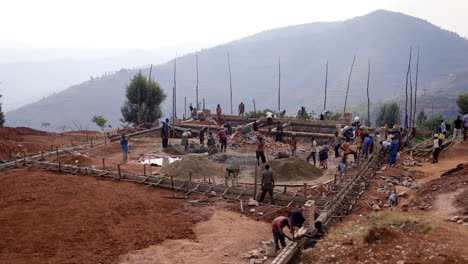 lado de la construcción en las remotas colinas rurales de ruanda, áfrica