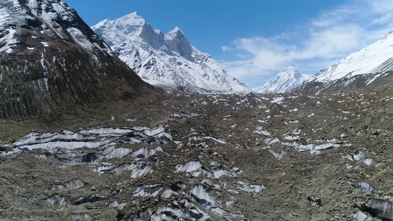 gomukh o gaumukh uttarakhand, india- popular peregrinación hindú gomukh es el hocico del glaciar gangotri - la fuente del río bhagirathi, uno de los principales afluentes del río ganges