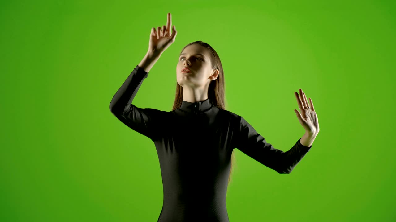 chica atractiva joven modelo de moda virtual pantalla táctil gesto disparado en el estudio de pantalla verde. gesto futurista interactivo. disparo medio. prores disparar en blackmagic ursa mini pro