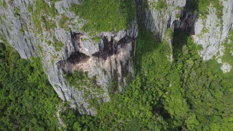 y una toma de cerca del acantilado suicida en saipan, islas marianas del norte