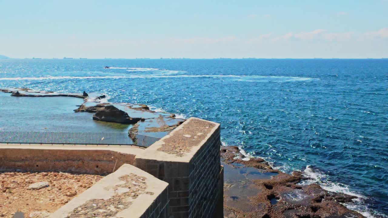 Mura costiere della città vecchia di Akko che si affacciano sul Mar Mediterraneo.