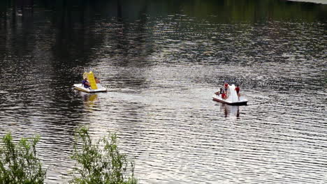 dos hidrobicicletas en el lago