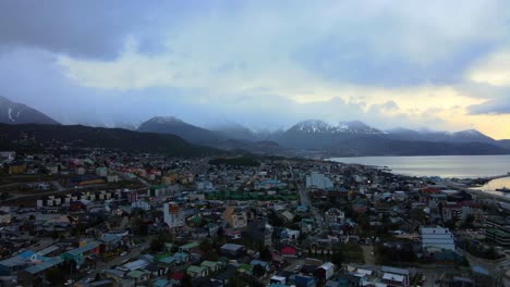 Disparo-De-Un-Dron-Sobrevolando-Ushuaia,-Argentina-Al-Atardecer