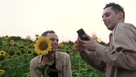 Mann-Posiert-Mit-Sonnenblume