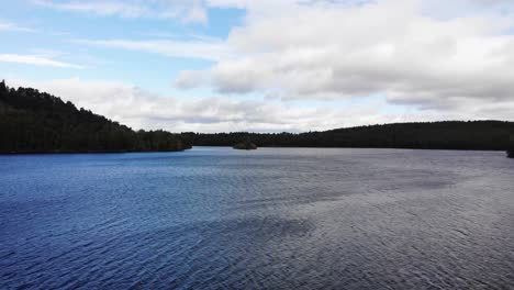 Lago-An-Eilein-Rodeado-De-Pinos-Del-Bosque-De-Rothiemurchus