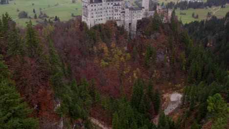 Puente-Marie-Sobre-El-Desfiladero-De-Pöllat-Que-Revela-El-Castillo-De-Neuschwanstein,-Antena