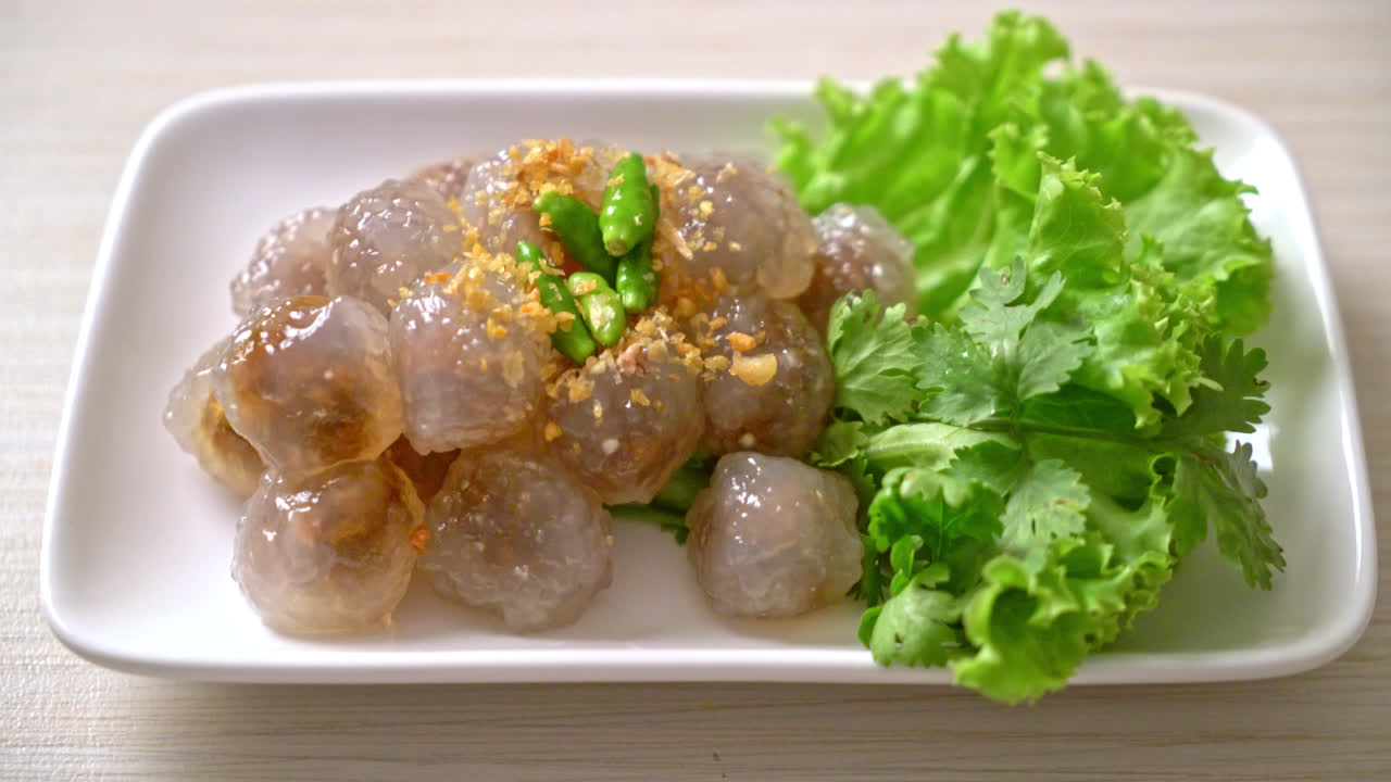 các quả bóng trong suốt được gọi là saku sai moo hoặc steamed tapioca dumplings quả bóng với thịt lợn lấp đầy