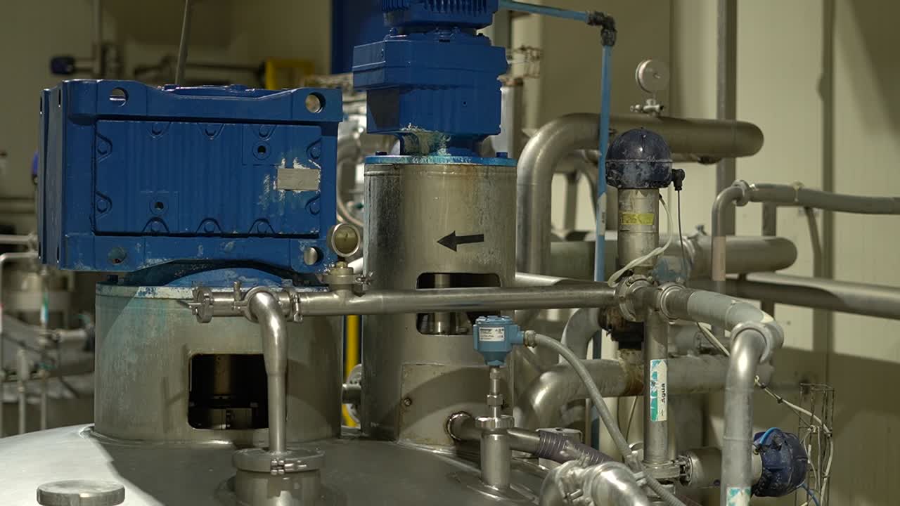 una máquina analógica utilizada en la industria pesquera, primer plano medio de las partes móviles, disparo de seguimiento portátil