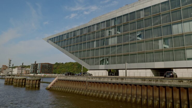 Edifício moderno na orla em Hamburgo