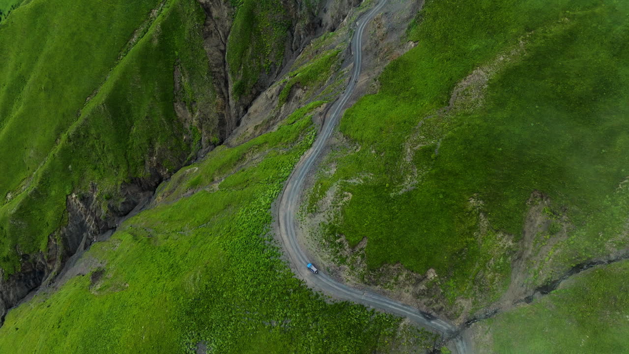 автомобиль едет через перевал абано возле национального парка тушетия туманным утром в грузии