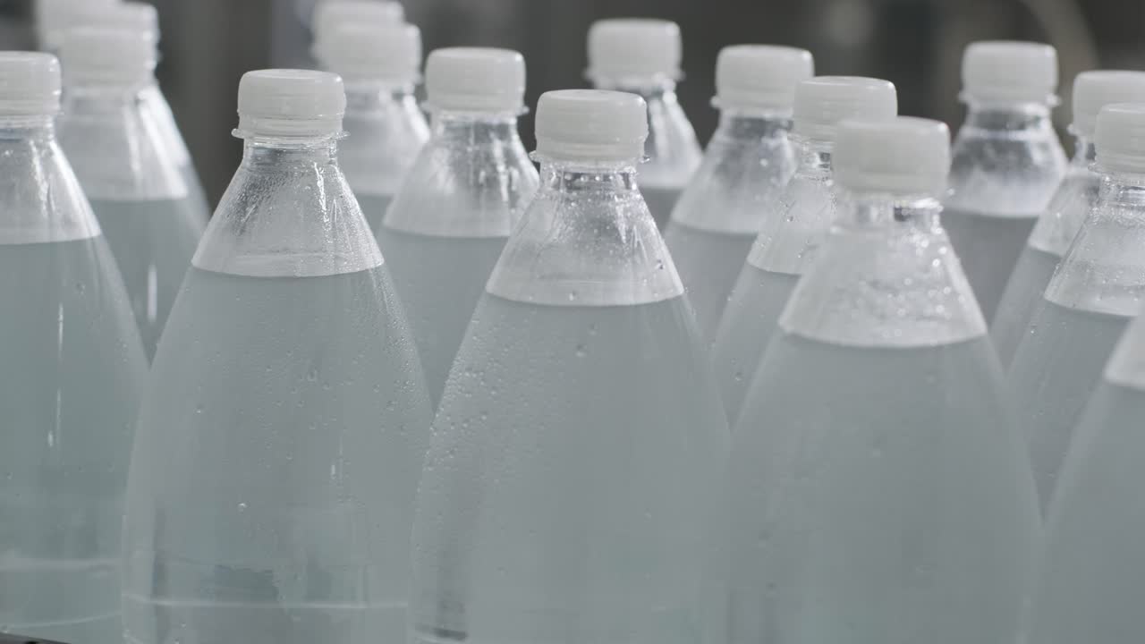 현대 음료 공장 에서 음료 물 병 을 담은 컨베이어 벨트