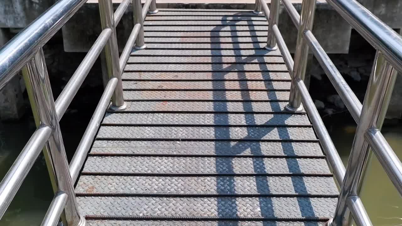 금속 다리를 건너는 장면