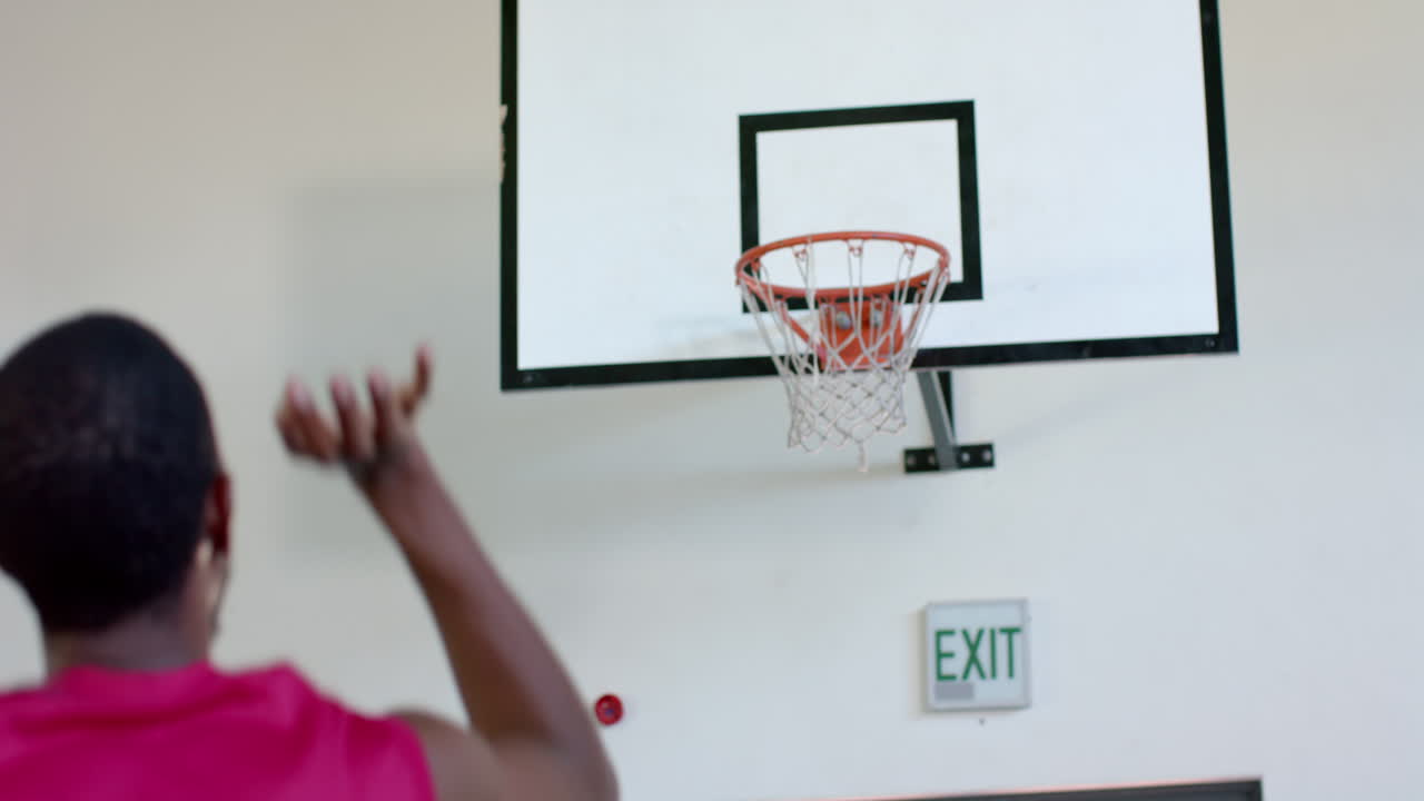 hombre afroamericano juega al baloncesto al aire libre