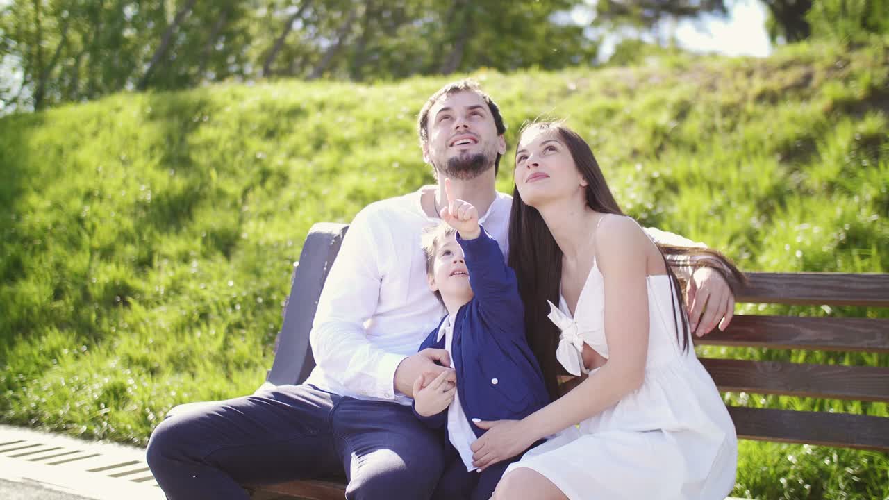 행복 한 가족 이 공원 에서 즐거운 시간 을 보내고 있다