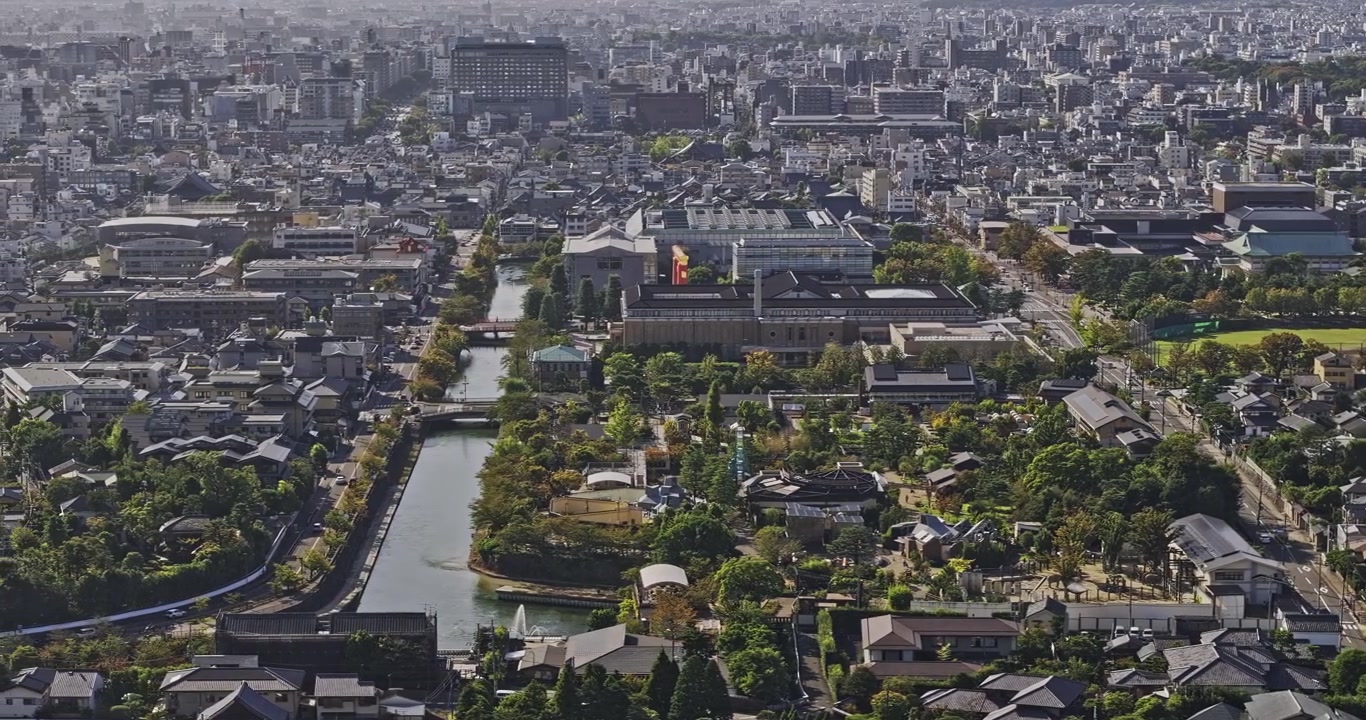 日本、京都 空撮 v26 鹿ヶ谷から岡崎法勝寺町へ向かう望遠追跡飛行。左京区の街並みと京都市動物園を映し出す - Mavic 3 Pro Cineで撮影 - 2023年10月7日