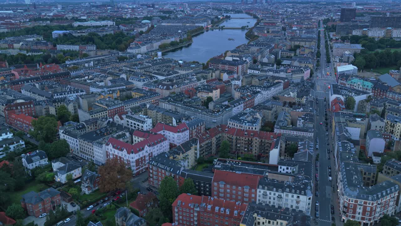 Luftaufnahme des Kopenhagener Stadtzentrums im Morgenlicht, Dänemark