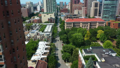 Vista-Aérea-Sobre-Las-Tranquilas-Calles-De-Clark-Cerca-Del-Lado-Norte,-En-La-Soleada-Chicago,-EE.UU.---Washington-Square-Park