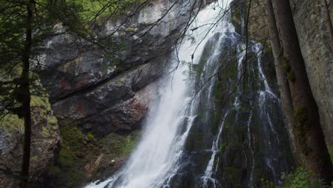 Sensacional-Toma-De-Inclinación-Hacia-Abajo-De-La-Cascada-De-Gollinger-En-Austria,-Verano