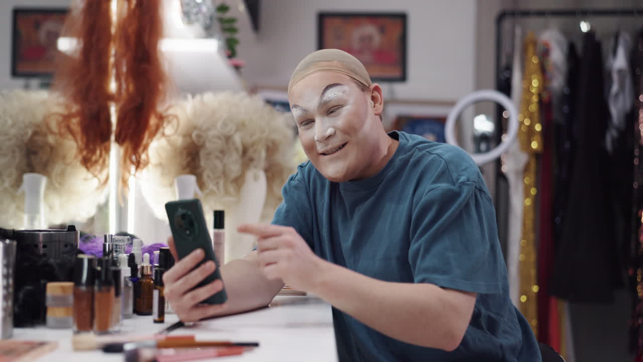 Drag queen che si fa un selfie