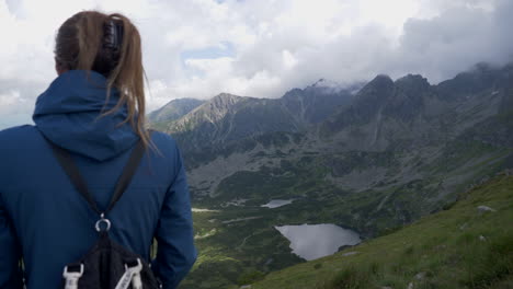 女人享受塔特拉山脈的風景, 包括其美麗的湖泊