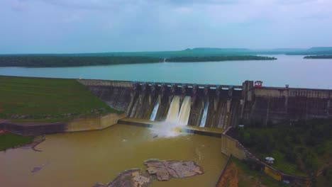 Toma-Aérea-De-Agua-Que-Fluye-De-Las-Puertas-Abiertas-De-La-Presa-En-La-Presa-De-Madikheda,-Shivpuri,-Madhya-Pradesh