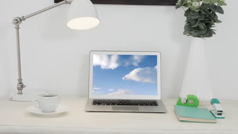 Blauer-Himmel-Und-Wolken-Auf-Dem-Laptop-Bildschirm