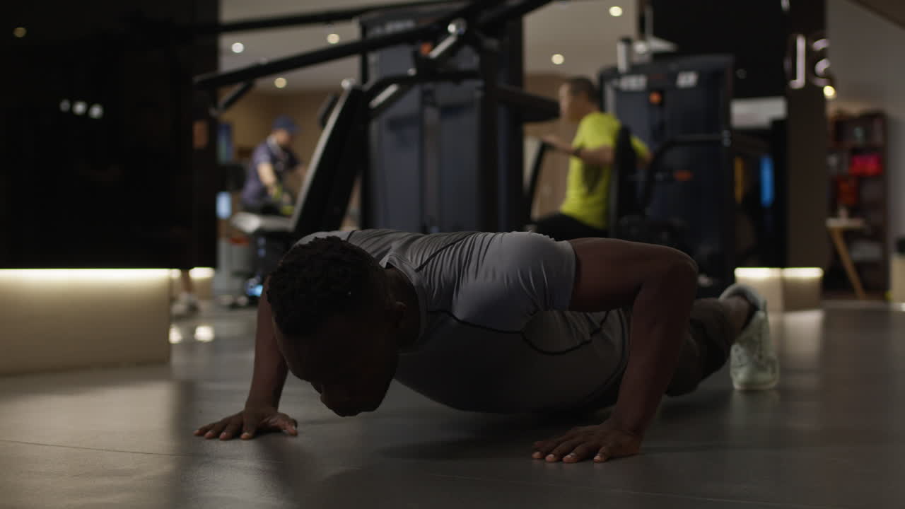 hombre haciendo flexiones en un gimnasio