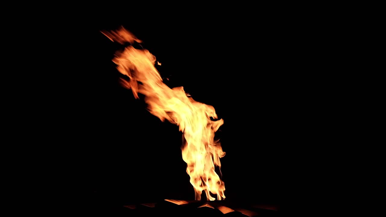 llamas de fuego en un fondo oscuro