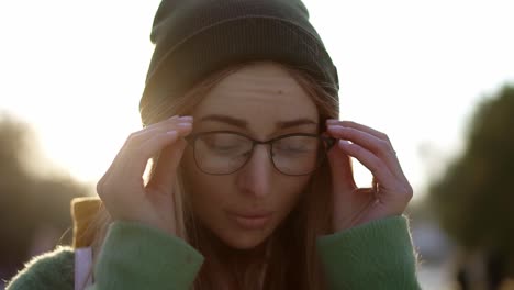 Retrato-De-Una-Joven-Hermosa-Mujer-Al-Aire-Libre-En-Invierno-Poniéndose-Auriculares