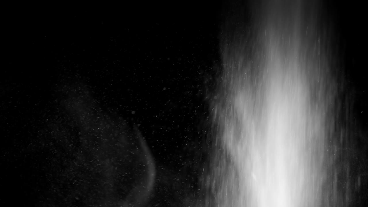 공기 중에 떠다니는 먼지 입자와 검은 배경 근접에 떨어지는