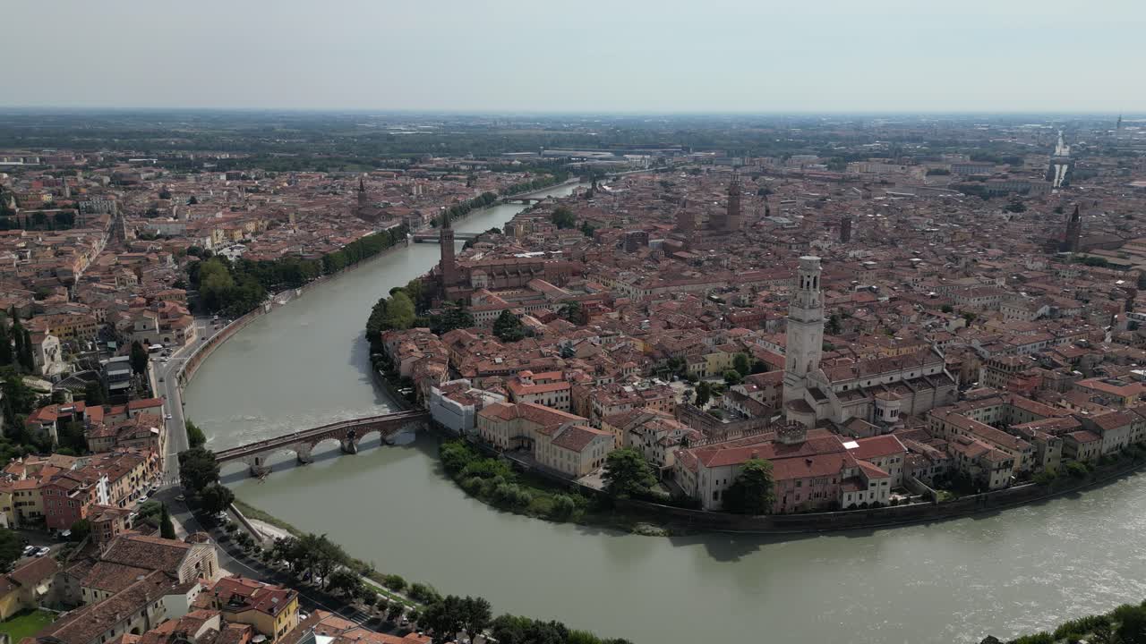 Ripresa aerea di una città storica con architettura europea e un canale fluviale che attraversa la città